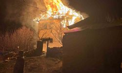 Gümüşhane'de 3 katlı evde yangın: Evdeki yaşlı adamı arama çalışmaları sürüyor