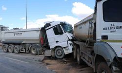 Hafriyat kamyonları çarpıştı: 1 yaralı