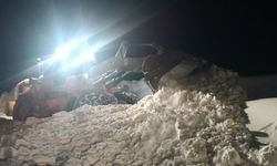 Hakkari 2.800 rakımda yol genişletme çalışması