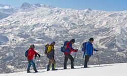 Hakkari'de Vatan Tepesi'ne zorlu kış tırmanışı