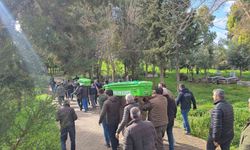 Hatay'da su dolu temelin içindeki toplarını almak isterken düşüp ölen 2 kardeş yan yana defnedildi