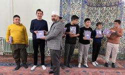 Hisarcık'ta camilerde müezzinlik yapan öğrenciler ödüllendirildi