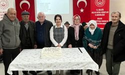 Huzurevinde duygulandıran doğum günü kutlaması