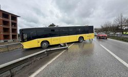 İETT otobüsü bariyere çarparak yoldan çıktı: 5 yaralı