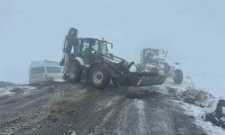 Iğdır'da yoğun kar yağışı: 57 köy yolu ulaşıma kapandı, şarampole devrilen minibüs kurtarıldı