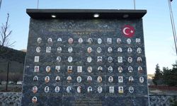 İki çocuğunu kaybeden muhtar köyüne deprem anıtı yaptırdı