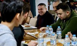 İl Müdürü Ramazan Demir öğrencilere yemek dağıttı
