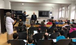 İlkokulda yerel yönetimler dersine giren muhtar öğrencilere görevini anlattı