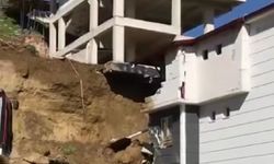 İnşaat kazısından kopan kaya bitişik binanın üzerine düştü