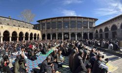 İslam aleminin 5. Harem-i Şerif'inde binlerce kişi Ramazan ayının ilk cuma namazında saf tuttu