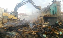 Isparta'da kerpiç ev yangında kullanılamaz hale geldi