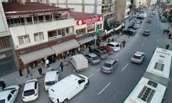 İstanbul'da ilk iftarda pide kuyruğu havadan görüntülendi
