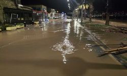 İzmir'de dereler taştı: Yeni Foça'yı su bastı