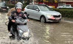 İzmir'de sağanak yağış hayatı olumsuz etkiledi: Caddeler göle döndü