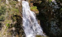 İzmir'de yağışların ardından Sancaklı Şelalesi coştu