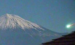 Japonya'daki Fuji Dağı semalarını aydınlatan meteor görsel şölen yaşattı