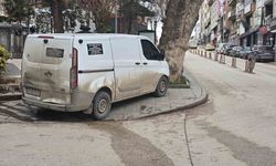 Kaldırıma park araç sürüsüne tepki geldi