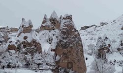 Kapadokya kar altında kartpostallık görüntüler oluştu