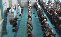 Karaman'da ilk teravih namazında camiler doldu taştı