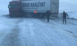 Karda kayan tır yolu ulaşımı kapattı