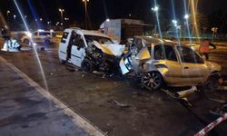 Kartal'da sahil yolunda hafif ticari araç park halindeki otomobile çarptı: 4 yaralı