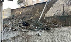 Kastamonu'da istinat duvarı çöktü, 7 araç zarar gördü