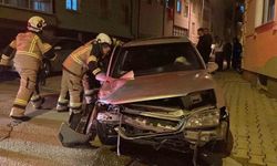 Kaza sonrası kendilerini otomobilden dışarı attılar