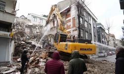 Kepçe komşu eve girdi, genç kız çığlık atarak yardım istedi