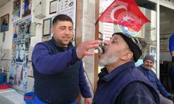 Kilis'te hamsi sevinci: Vatandaşlar çiğ çiğ yedi