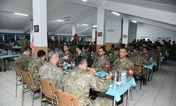 Kışlada askerlerle oruç açtılar