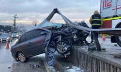 Kocaeli'de korkutan kaza: Otomobil bariyerlere ok gibi saplandı