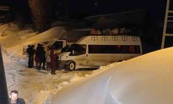 Köy yolunda mahsur kalan öğrenci servisi kurtarıldı