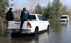 Kozan'da sel sularında mahsur kalan araçları ekipler kurtardı