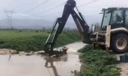 Küçük Menderes Nehri taştı, Bayındır'da ova köylerinde ekinler ve yollar zarar gördü