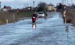 Küplü-Adasarhanlı yolu sular altında kaldı