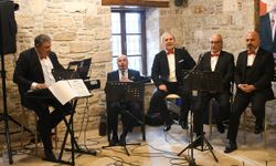 Kuşadası Sevgililer Günü'nü İbramaki Sanat Galerisi'nde müzikle karşıladı