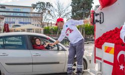 Kuşadası'nda çöp kamyonu sevgi dağıttı