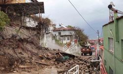 Kuvvetli yağışa dayanamadı, çöktü