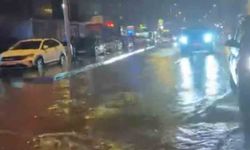 Maltepe'de aniden bastıran sağanak yağış caddeyi göle çevirdi