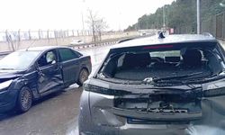 Maltepe'de bir araç kaygan yolda park halindeki otomobile çarpıp takla attı: 3 yaralı