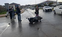 Manavgat'ta otomobille çarpışan motosikletli yaralandı