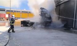 Mardin'de park halindeki tırın çekicisi yandı