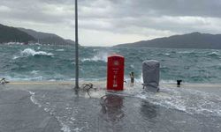 Marmaris'te şiddetli rüzgar denizi taşırdı