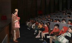 Mersin'de Şehir Tiyatrosu gençleri 'Bilge Hekim Lokman' ile buluşturdu