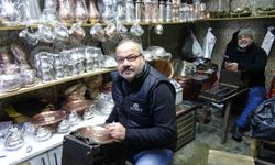 Meslektaş dayı yeğen 44 yıldır birlikte bakır işliyor