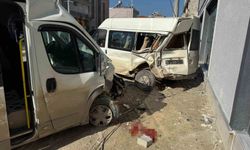 Minibüsün, park halindeki minibüse çarptığı kazada 2 kişi yaralandı o anlar kamerada