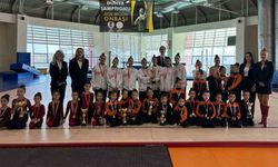 Minik cimnastikçilerden Özay Gönlüm'e vefa