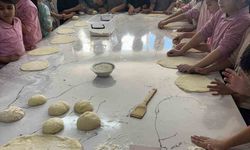 Miniklerin pişirdikleri sıcacık pideler kalpleri de ısıttı