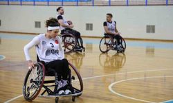 Motosiklet kazasında engelli kalan genç kız, hayata basketbolla tutundu