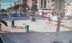 Motosikletli kamyonetin altında kalmaktan son anda kurtuldu